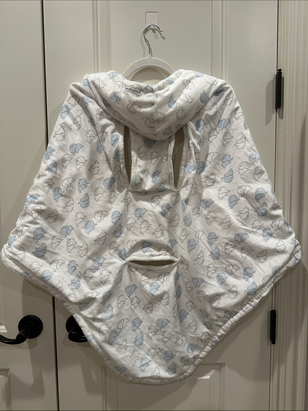BNWOT Blankets & Beyond Plush Hooded Car Seat Blanket with Sweet Elephant Print